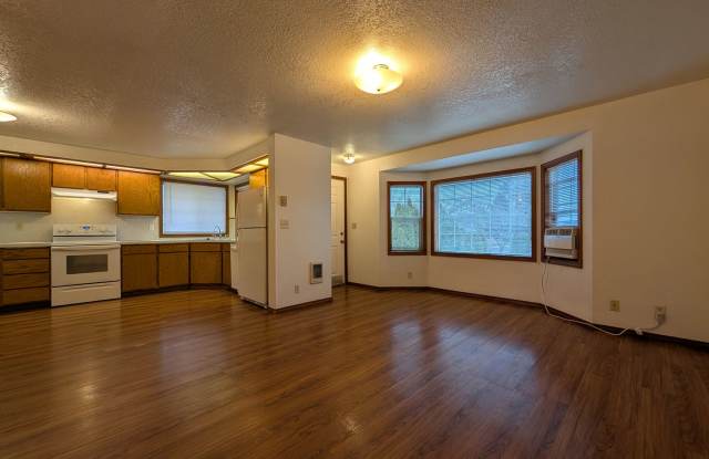 Spacious second floor 2-Bedroom, 1-Bath Apartment in Springfield 4-Plex!