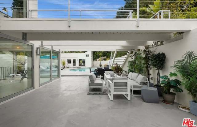 3210 Coldwater Canyon Ln