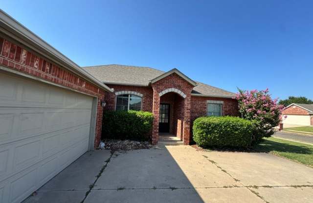 3 bed, 2 bath 2 garage in Edmond!