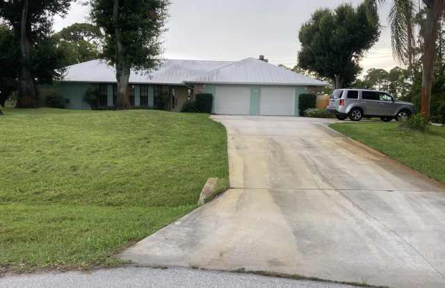34 Northeast Acacia Trail