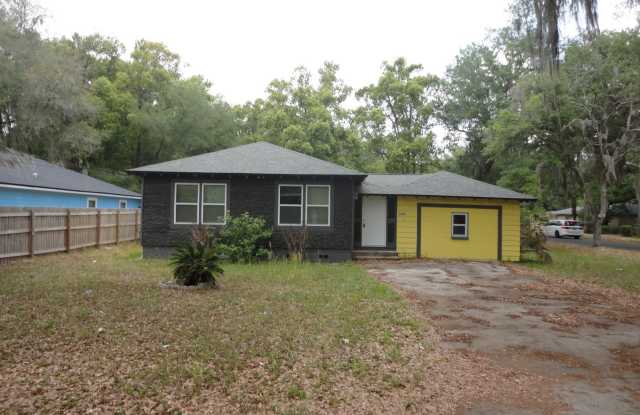 Nice 3 bedroom/1 Bathroom home in NE Gainesville.