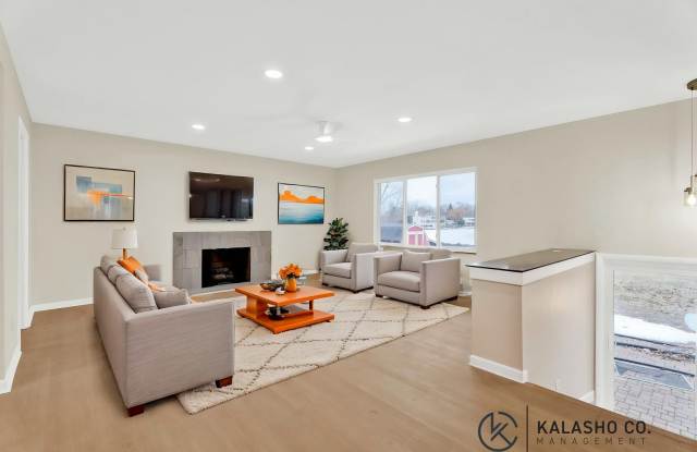 3BD | 3BTH - HOT TUB - WATER FRONT - NEWLY RENOVATED - ON SYLVAN LAKE