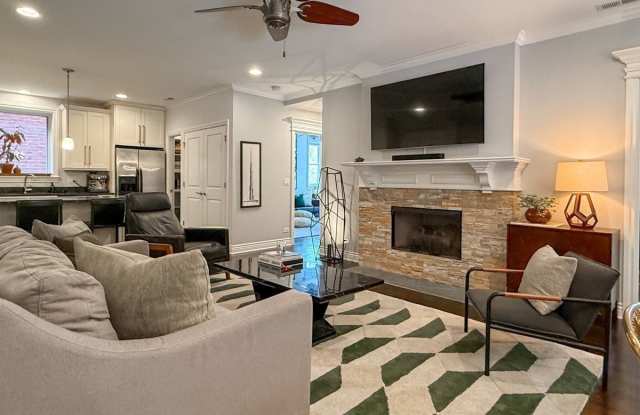 927 W AGATITE Avenue unit: 2N