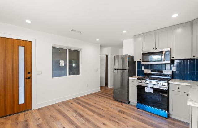 901 1/2 Micheltorena St