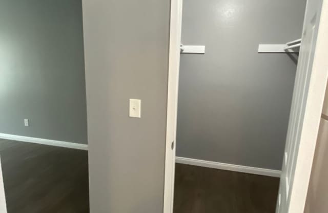 2BD / 1BA Apartment with AC and parking in Mission Valley!