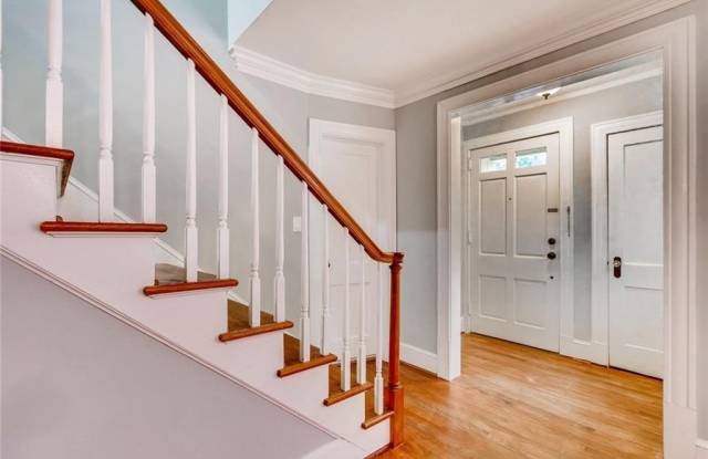 Photo of 1719 Ridgewood Drive NE