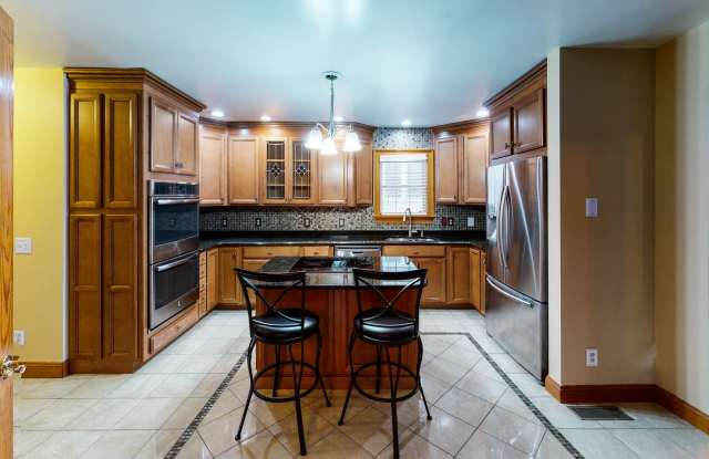 Beautiful Spacious Single-Family Home in Beaver Hills | 8-bed 3.5-bath