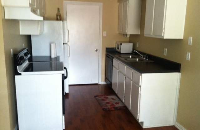 College Station - 2 bedroom / 2 bath / fenced in yard / Duplex close to TAMU!!