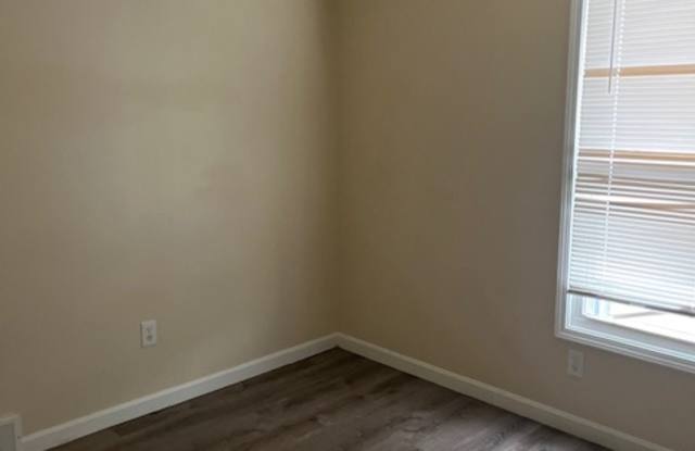 917 West 3rd Street - 1/2 - upstairs