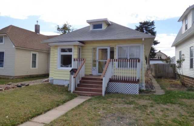 Charming 2 Bedroom Home with Bonus Room, Fenced Yard & Washer/Dryer