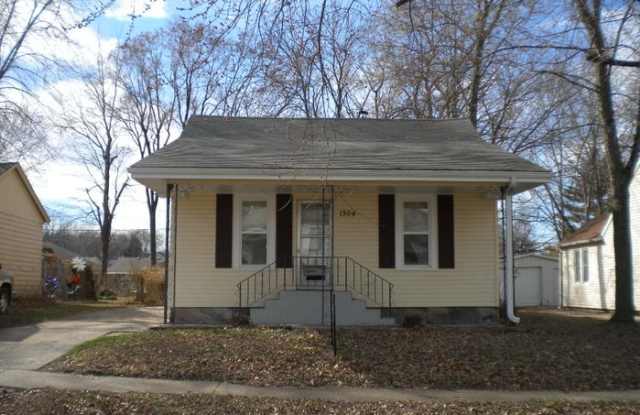 1304 South Stewart Avenue - 1304 South Stewart Avenue, Sedalia, MO 65301