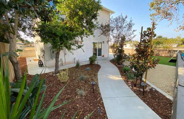 4BD/2BA, Private Yard!!