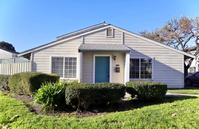 Charming 2-Bedroom Townhome for Rent w/Yard  2-car Garage! - Union City