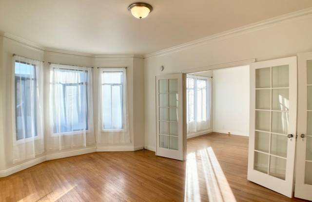 Top Floor, Laundry On-Site. GARAGE AVAILABLE! DISHWASHER! LARGE CLOSETS!