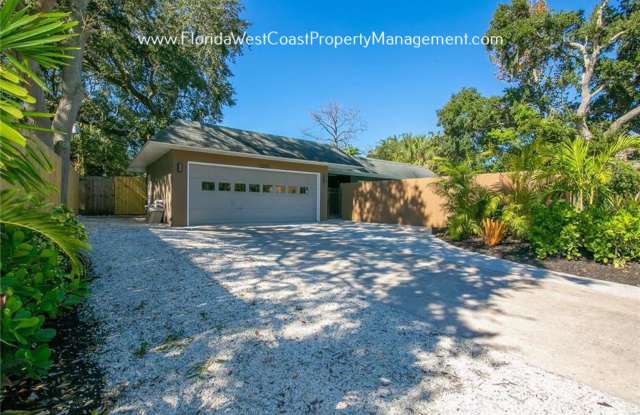 SARASOTA POOL HOME! FENCED YARD! SUPER LOCATION TO DOWNTOWN SARASOTA! AVAILABLE NOW - 2115 Harley Avenue, Kensington Park, FL 34235