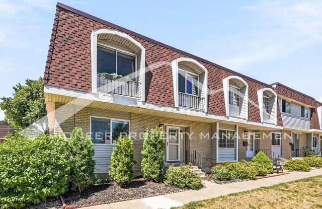 Spacious Townhouse with Washer/Dryer and Central AC