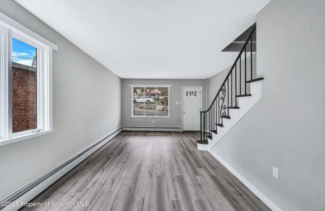 196-198 Chamberlain Street unit: 198