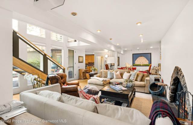 433 W Gillespie Avenue