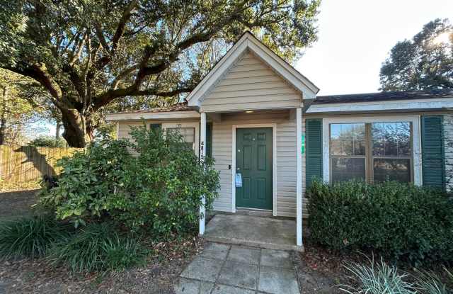 Photo of Spacious 2 bedroom! BRAND NEW PAINT AND FLOORING