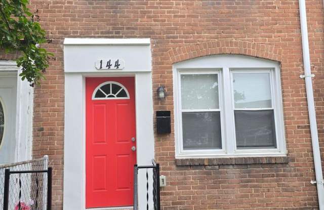 Beautiful 1 Bedroom w/ Den town home located in Dundalk.
