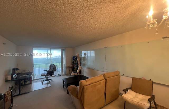 3100 W Rolling Hills Cir