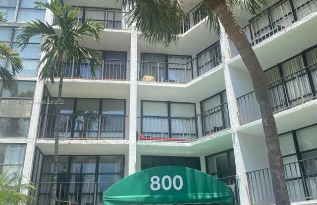 800 Parkview Dr Unit 211