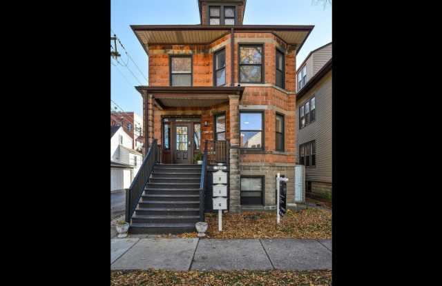 Photo of 2415 W Warner Avenue