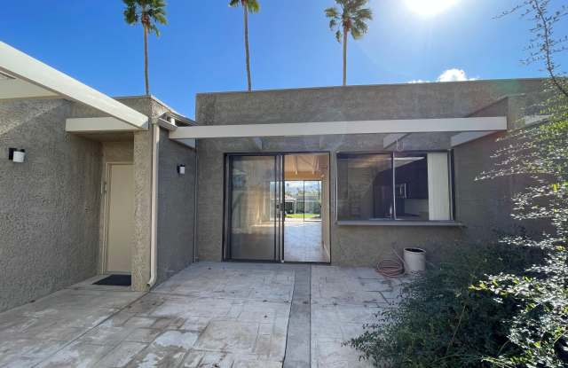 837 N Calle De Pinos