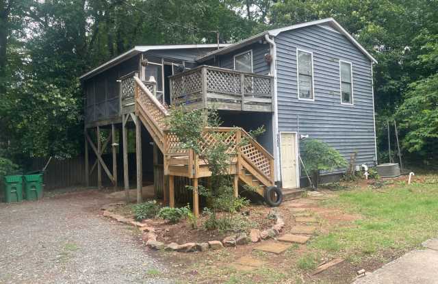 Adorable 2 Bedroom 1 Bath Apartment.Located in the Cotswold Area