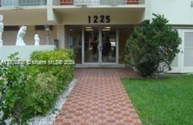 1225 NE 124th St