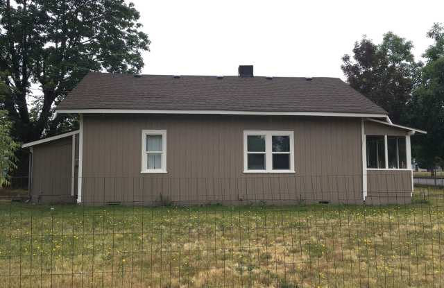 3 Bdrm, 1 Bath Plus Bonus Room! Heart of Yelm! Fully Fenced Yard!
