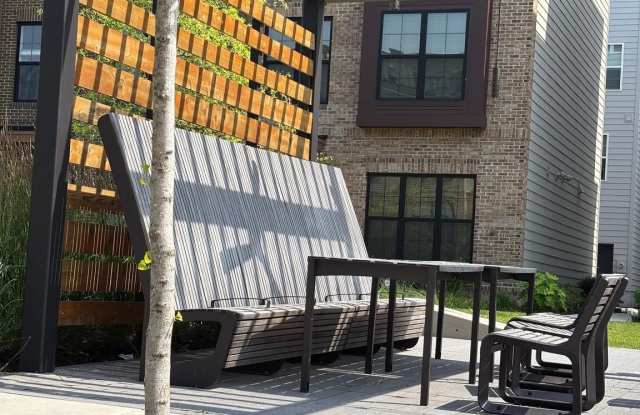 7373 ARLINGTON Boulevard