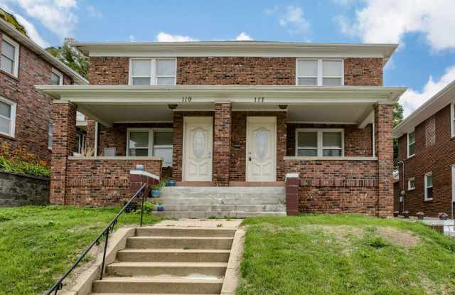 Spacious 3 Bedroom Duplex in the Heart of Midtown Featuring Detached Garage!!