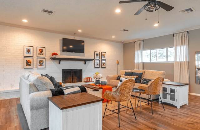 The Qs at Towne Oaks