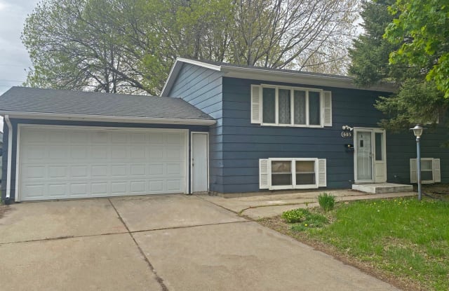 605 N Williams Avenue - 605 North Williams Avenue, Sioux Falls, SD 57104