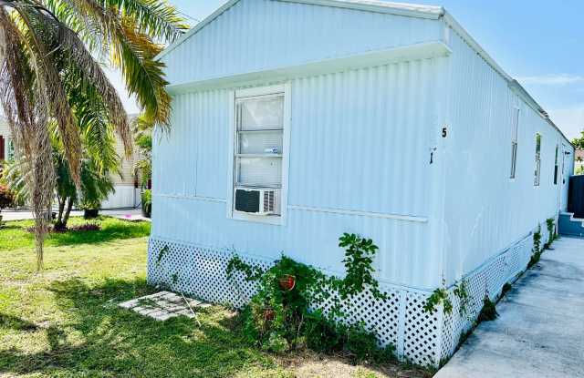 FIRST MONTH'S RENT FREE! 2/1.5 IN SPRINGWOOD PARK