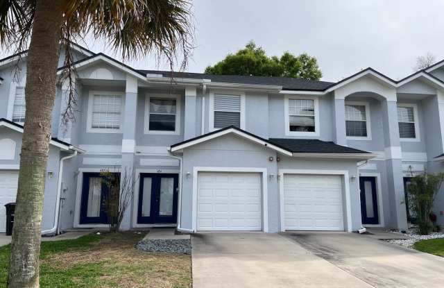 Updated 2 story townhouse with garage. Desirable Seminole county location with large New kitchen, 3 bedrooms, 2.5 baths plus extras! - 484 Majestic Way, Altamonte Springs, FL 32714