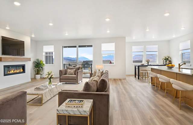 2455 N Meadowside Way