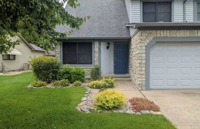 Charming 2 bed 1.5 bath home (duplex) in Greenwood!