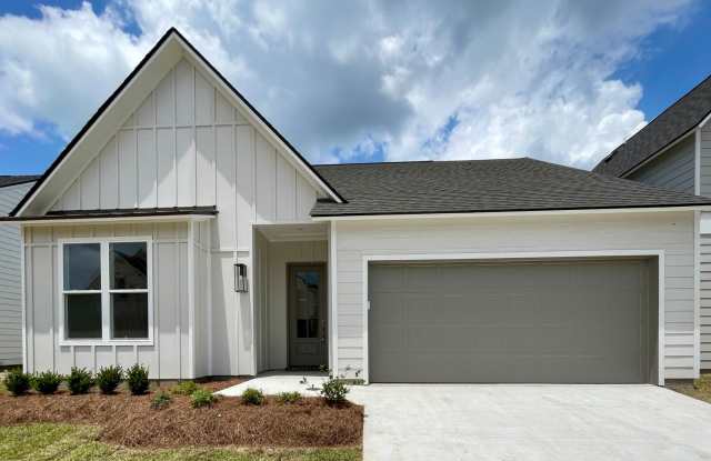 Waterfront home in River Hills Farm!