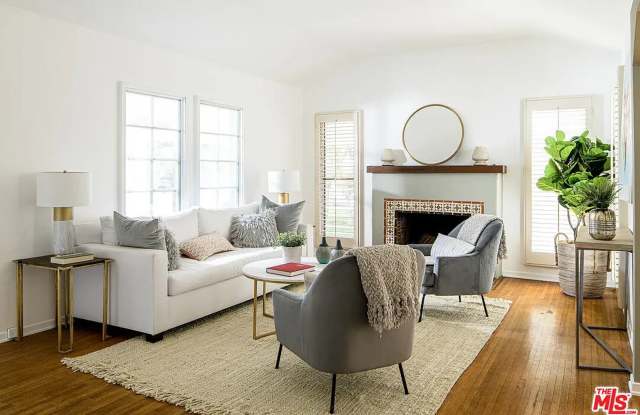 Photo of Miracle Mile 3bed/2 bath House with two Gated Yards for Lease!