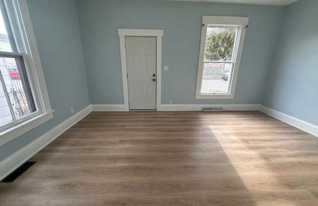 CUTE 2 BEDROOM HOUSE WITH LARGE BACKYARD IN HAMILTON!