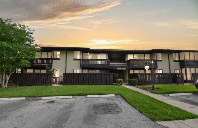 40 Club House Dr