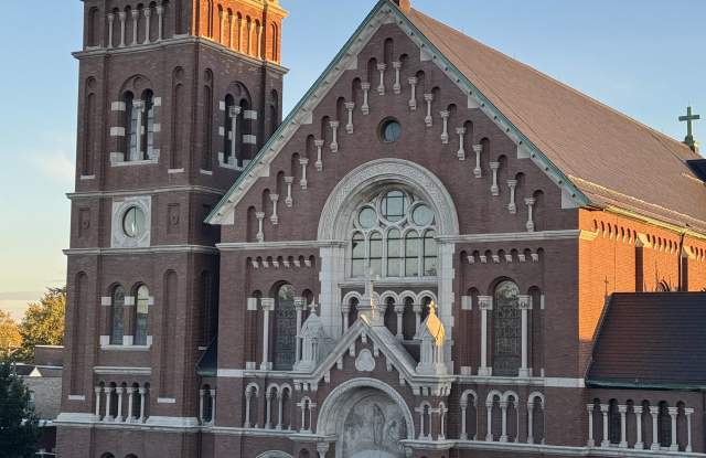 2214 W Irving Park Rd