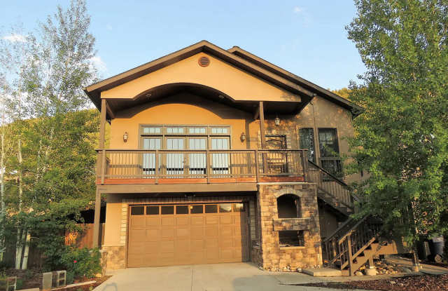 Mountain Sunset Views: Lovely Four-Bedroom House in Skyridge