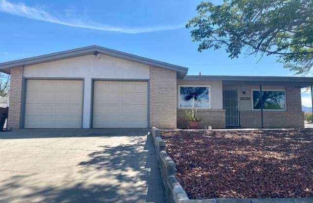 Inviting 3-Bedroom rental house in Central Las Cruces! $200 Off First Full Month's Rent at 2135 Martha Dr photos photos