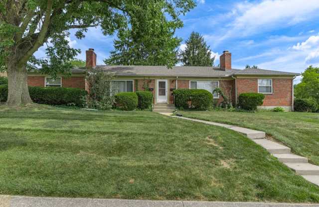 Quaint Duplex with a private Basement, Garage Space & Patio