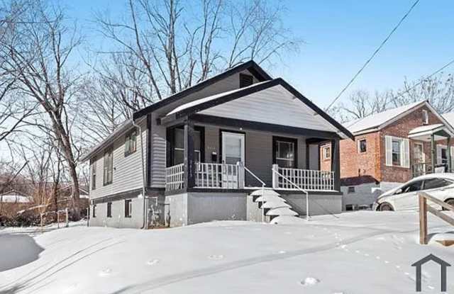 Charming 2BR House in Saint Louis