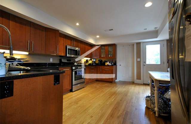 Beautiful Brighton 5 Bed/2 Bath Condo on Woodstock Ave for 9/1. Students Welcome. Pet Friendly
