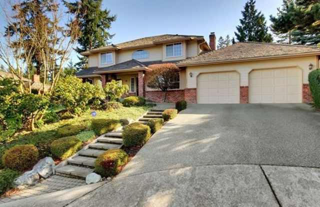 Beautiful 4BR/3BA Home in Steilacoom – Minutes to JBLM